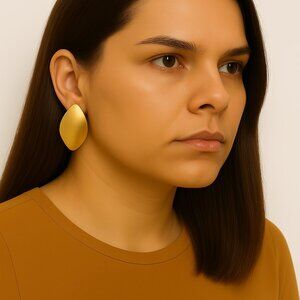 Elegant Gold-Tone Lightweight Stud Earrings – Minimalist Women's Fashion Jewelry